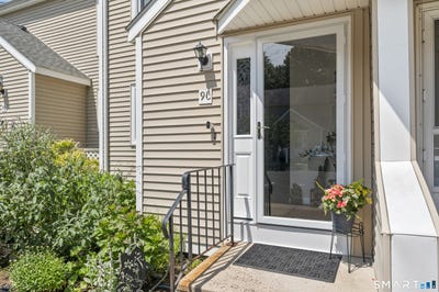 /international/us/9-the-hamlet-unit-c-enfield-ct-110108783077/