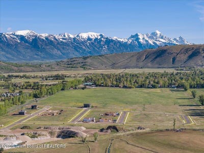 /international/us/log-cabin-club-road-lot-3-jackson-wy-110108398432/