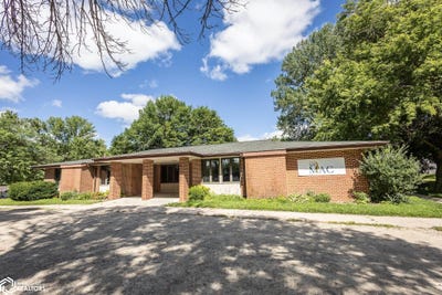 /international/us/1020-buddy-holly-place-clear-lake-ia-110100473952/