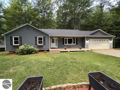 /international/us/8570-bent-pine-drive-lake-ann-mi-110119623440/