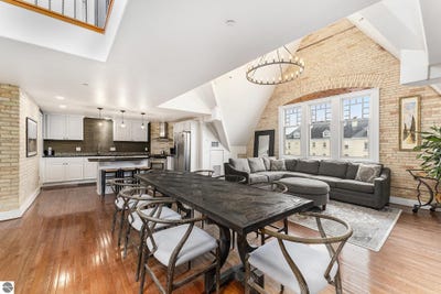 /international/us/810-cottageview-drive-traverse-city-mi-110099664869/