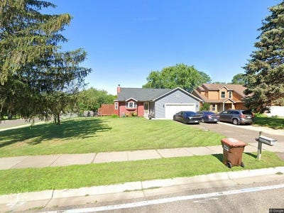 /international/us/2401-hazelwood-street-maplewood-mn-110108740419/
