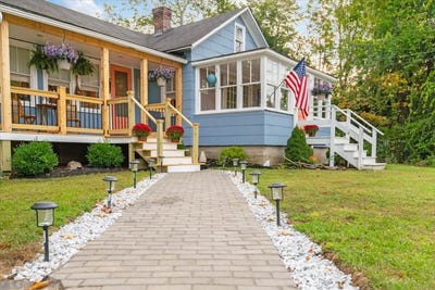 /international/us/22-morse-street-freeport-me-110120462576/