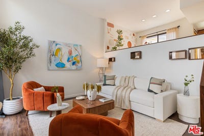 /international/us/9131-burnet-ave-north-hills-ca-110108713071/
