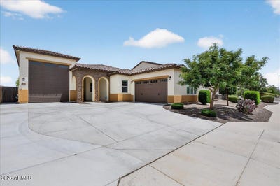 /international/us/8401-n-172nd-lane-waddell-az-110108146530/