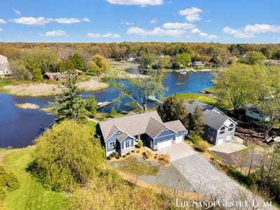 /international/us/17940-cove-street-spring-lake-mi-110107956704/
