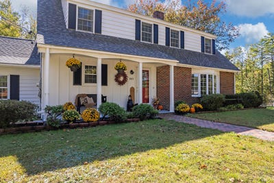 /international/us/847-middlesex-road-topsham-me-110107401896/