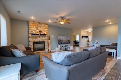 /international/us/27-westminster-place-sunrise-beach-mo-110106466587/