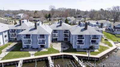 /international/us/400-lakeview-court-spring-lake-mi-110107198961/