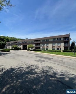 /international/us/1111-river-road-edgewater-nj-110108474289/