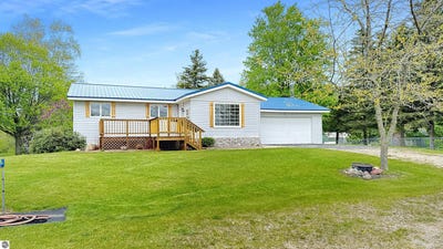 /international/us/1972-w-cedar-drive-mcbain-mi-110099722218/