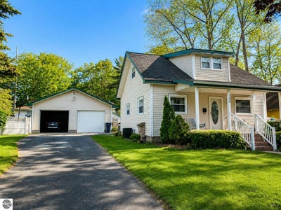 /international/us/146-e-sixteenth-street-traverse-city-mi-110108391035/