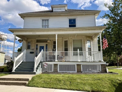 /international/us/222-w-main-street-clinton-il-110108023811/