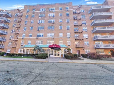/international/us/8439-153rd-avenue-lindenwood-ny-110106536463/