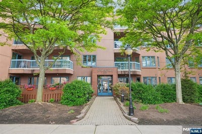 /international/us/303-stockton-court-edgewater-nj-110108096203/