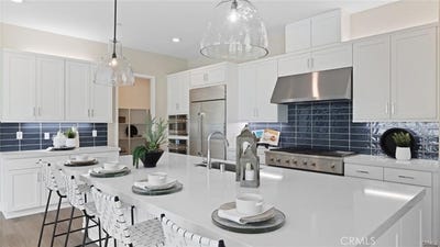 /international/us/29610-paseo-capilla-valencia-ca-110105751992/