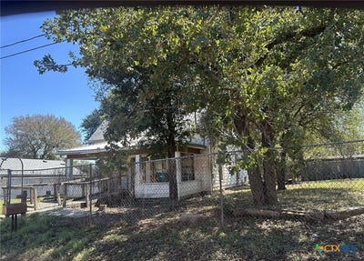 /international/us/1504-pidcoke-street-gatesville-tx-110120422048/
