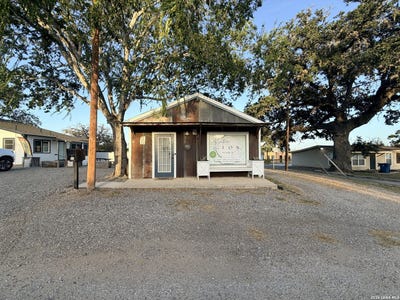 /international/us/115-s-water-st-pleasanton-tx-110110211326/