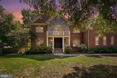 /international/us/8813-oak-leaf-drive-alexandria-va-110120019754/