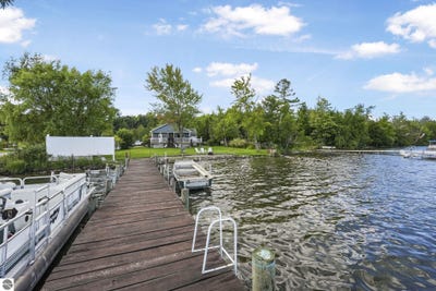 /international/us/9850-s-perrins-landing-drive-traverse-city-mi-110106000430/