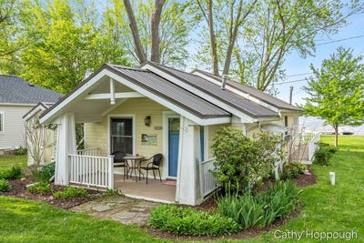/international/us/8220-morrison-lake-gardens-saranac-mi-110108146491/