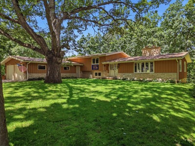 /international/us/14950-melinda-drive-morrison-il-110108879905/