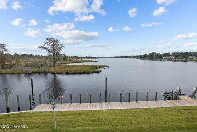 /international/us/24-batts-hill-road-new-bern-nc-110107681914/