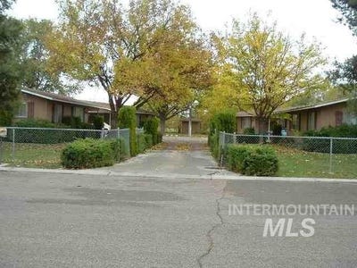 /international/us/1020-s-maple-st-nampa-id-110099393177/