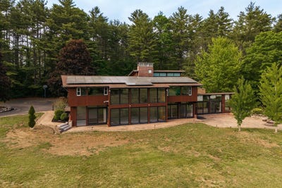 /international/us/293-north-river-road-lee-nh-110108640763/