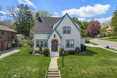 /international/us/1421-ash-street-baraboo-wi-110107891725/