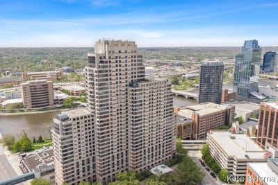 /international/us/33-campau-circle-nw-grand-rapids-mi-110107801523/