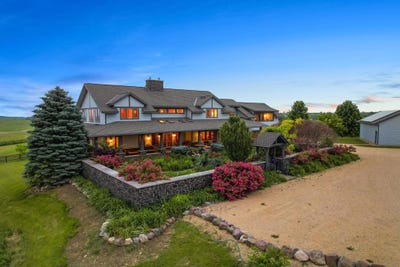 /international/us/852-county-road-jg-mount-horeb-wi-110100193093/