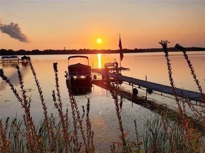 /international/us/1304-w-medicine-lake-drive-plymouth-mn-110107519588/