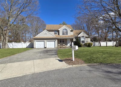 /international/us/23-shamrock-lane-centereach-ny-110106470133/