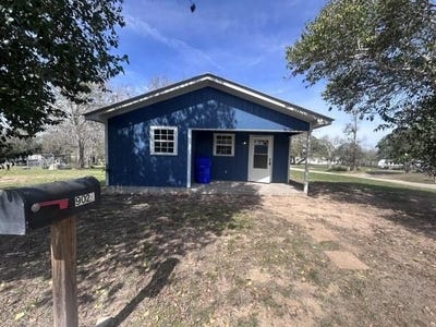 /international/us/902-simpson-street-yoakum-tx-110106757803/