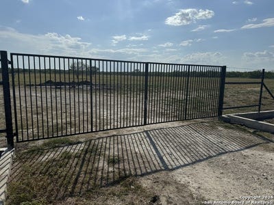 /international/us/4303-n-us-highway-83-crystal-city-tx-110093542076/