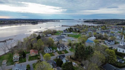 /international/us/22-bridge-street-milbridge-me-110108723919/