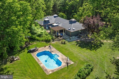 /international/us/2436-warm-springs-road-shenandoah-junction-wv-110099875641/