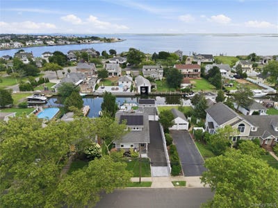/international/us/12-s-bay-avenue-amityville-ny-110109646967/