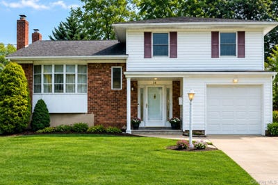 /international/us/14-poppy-drive-massapequa-park-ny-110109887974/