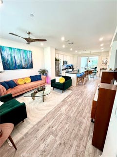 /international/us/18449-w-mural-northridge-ca-110119536826/
