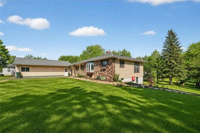 /international/us/409-1st-street-se-hinckley-mn-110108129945/