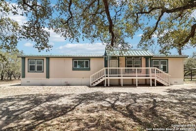 /international/us/609-county-road-785-natalia-tx-110098195093/