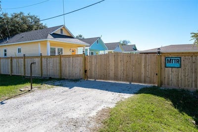 /international/us/609-w-liberty-street-rockport-tx-110106583480/