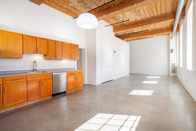 /international/us/35-riverwalk-way-lowell-ma-110109881579/