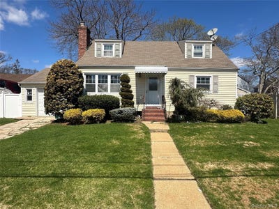 /international/us/8-garden-place-merrick-ny-110107666114/