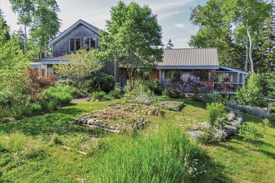 /international/us/682-weir-cove-road-brooksville-me-110101191128/