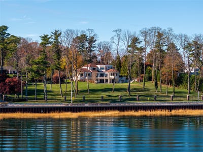 /international/us/900-w-shore-road-mill-neck-ny-110096721211/?lang=en