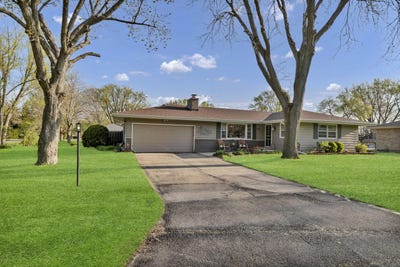 /international/us/405-thomas-drive-sycamore-il-110107569839/