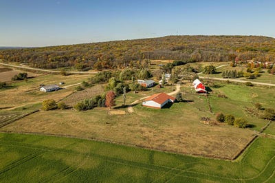 /international/us/8879-county-road-id-blue-mounds-wi-110103571889/